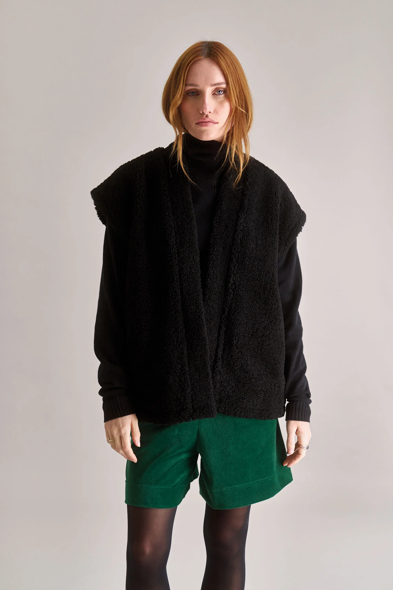 GEORGIE Reversible Recycled Fleece Gilet - Black - Image 6