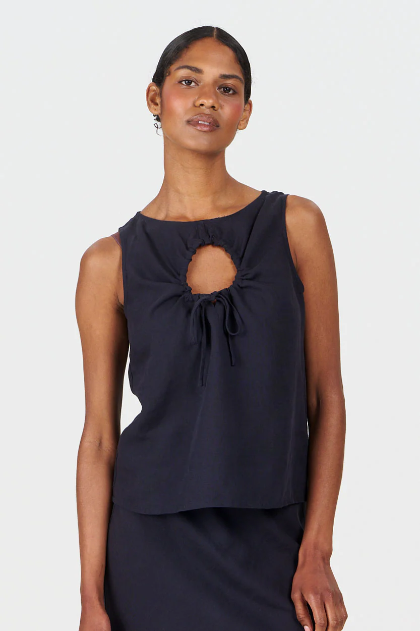 ZIZI Tencel Linen Top - Navy - Image 4